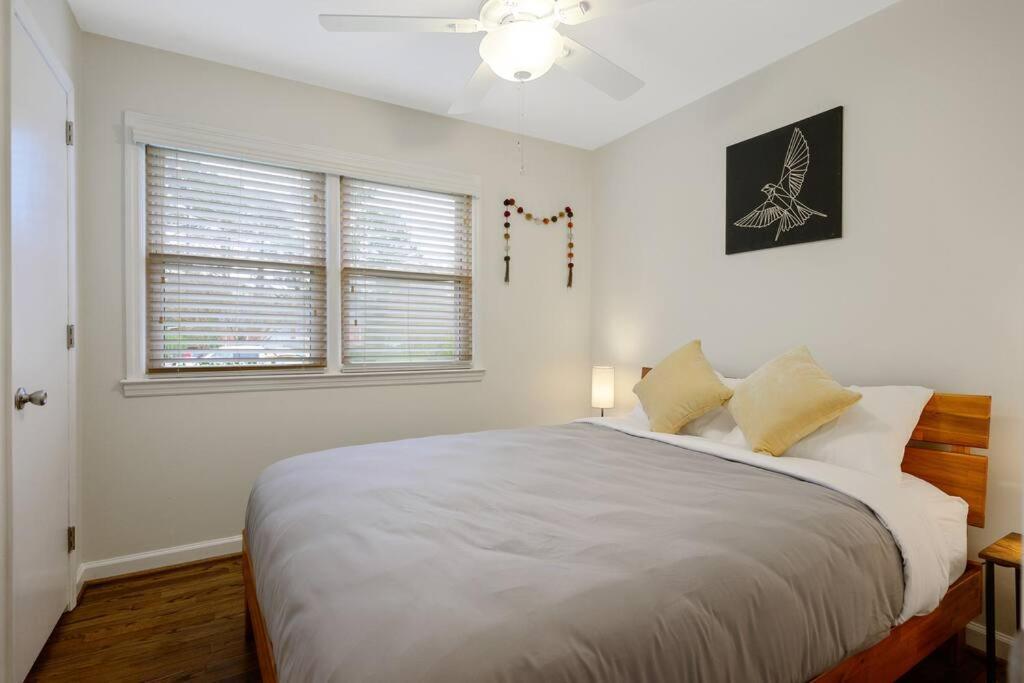 ראלי Cozy 3 Bedroom Cottage With Huge Fenced-In Yard מראה חיצוני תמונה
